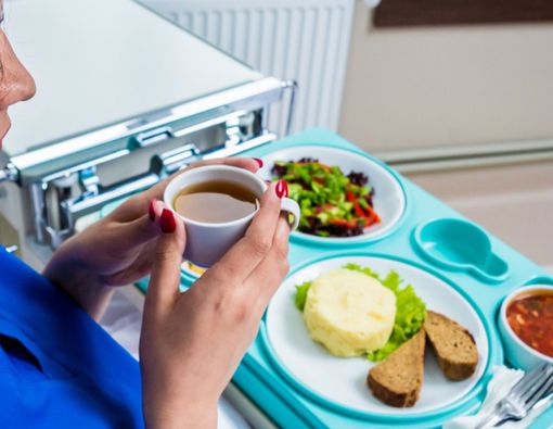 Suka Menghabiskan Sisa Makanan Pasien? Ini Risikonya!