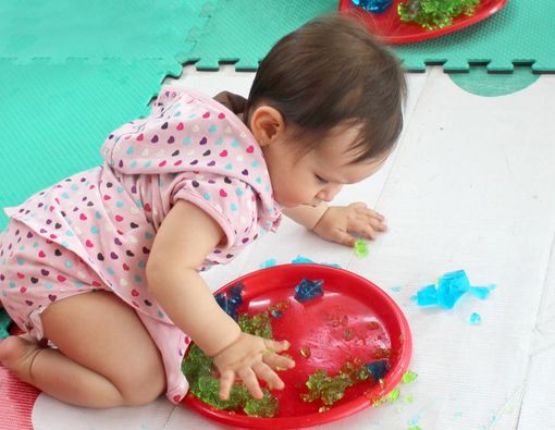 Mana Lebih Bahaya untuk Bayi, Overstimulasi atau Kurang Stimulasi?