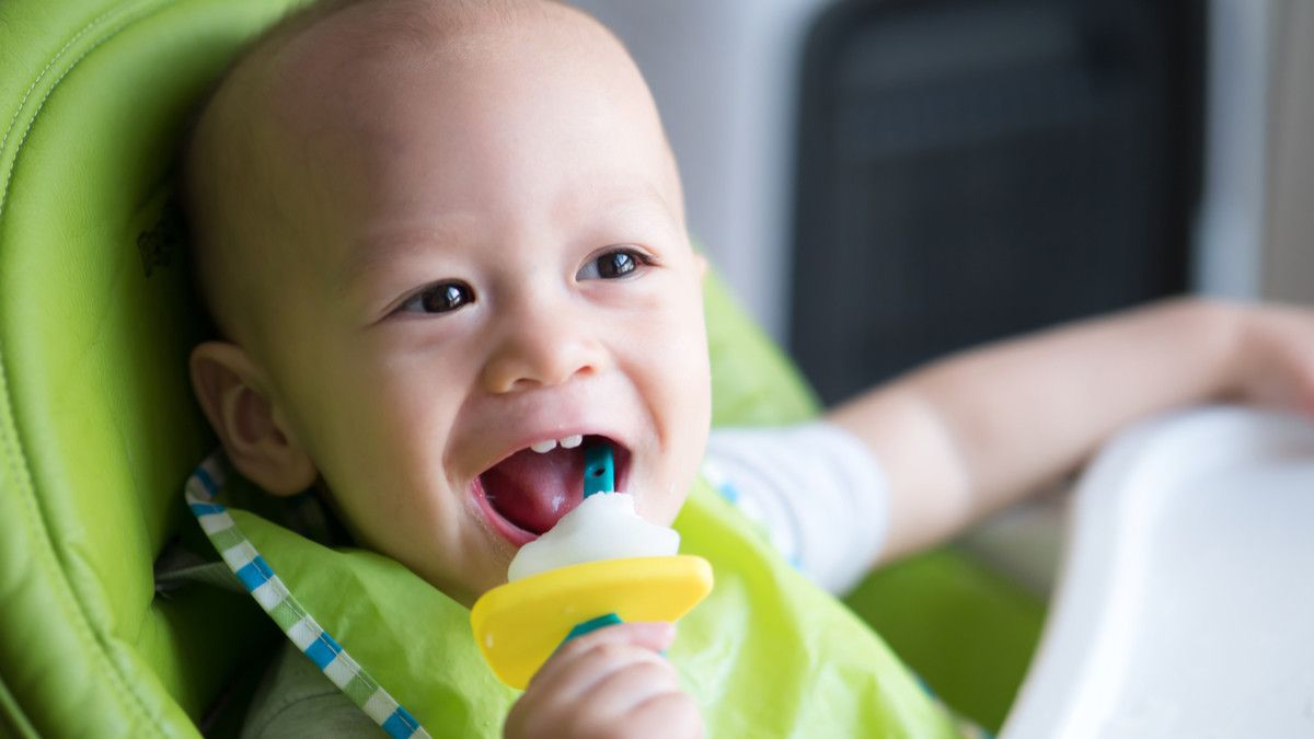 Manfaat Popsicle ASI untuk Meredakan Nyeri Gigi Bayi yang Mau Tumbuh