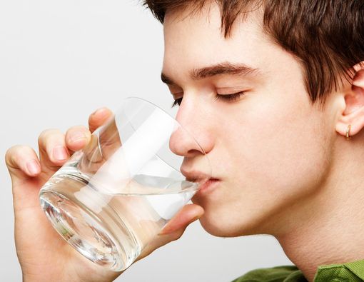 Tubuh Sehat dengan Minum Air Putih Hangat