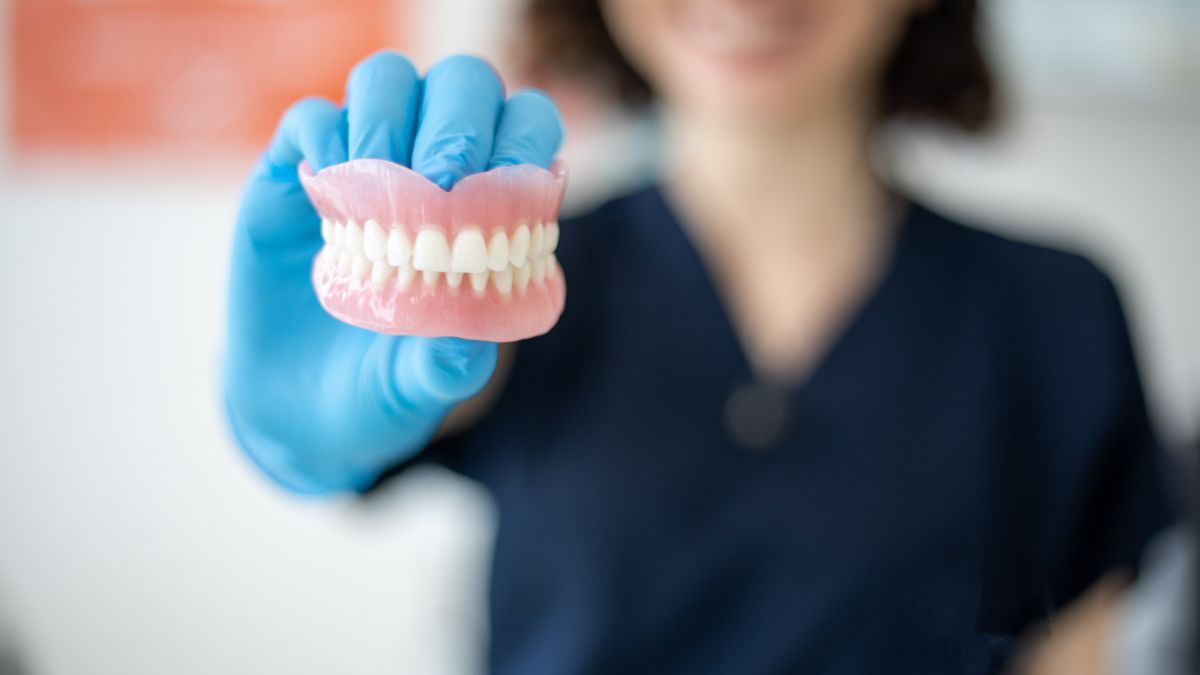 Gigi Palsu Valplast vs Akrilik, Mana yang Lebih Baik?