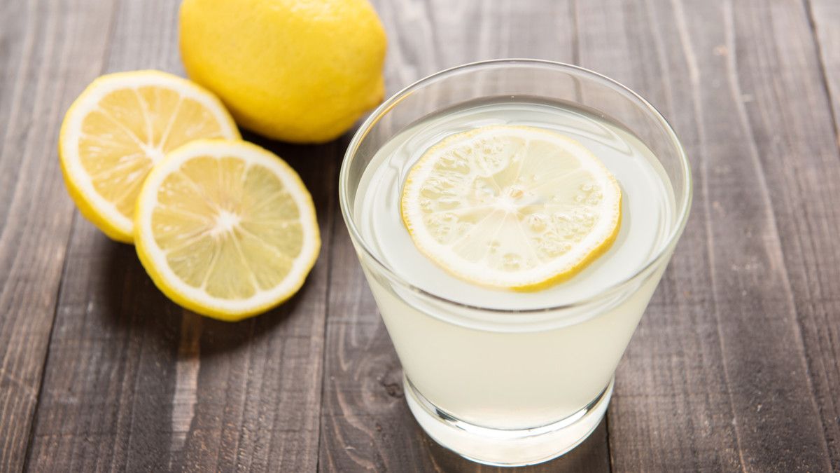 Rutin Minum Air Lemon Bantu Turunkan Kolesterol