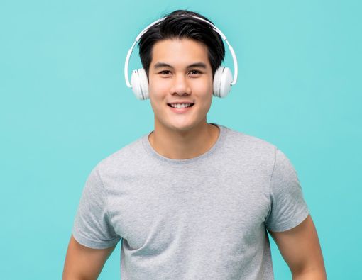 Sering Pakai Headset? Lakukan Ini agar Telinga Tetap Sehat