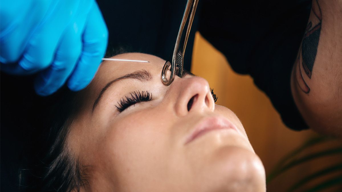 Ingin Tindik Hidung? Ini Bahayanya yang Perlu Anda Tahu