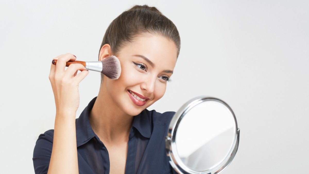 Wanita Sedang Makeup (Foto: Shutterstock)