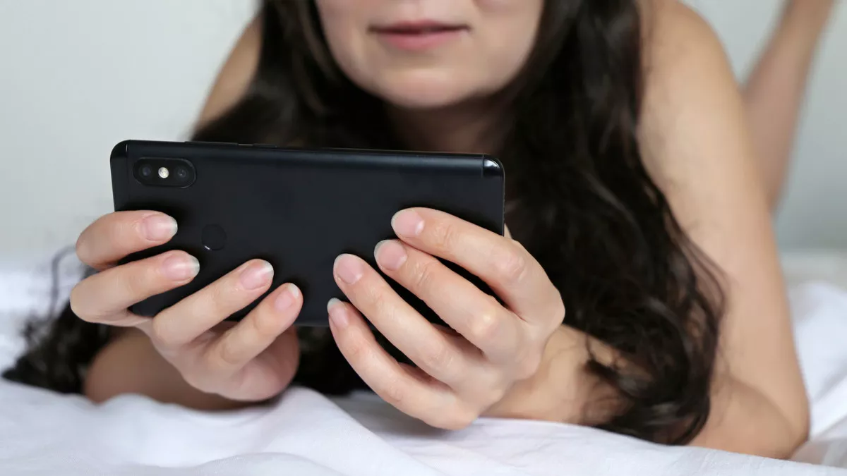 Wanita Kecanduan Film Porno, Wajarkah?