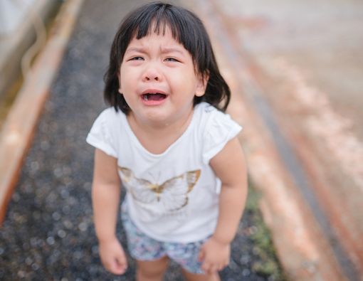 Tips Mengatasi Anak Menangis dan Merengek di Tempat Umum