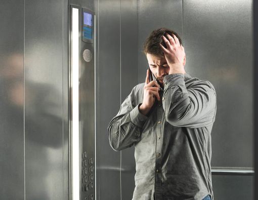 Bukan karena Norak, Ini Penyebab Pusing Saat Naik Lift