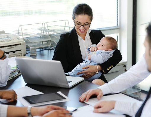 Mengapa Wanita Mau Menjadi Tulang Punggung Keluarga?