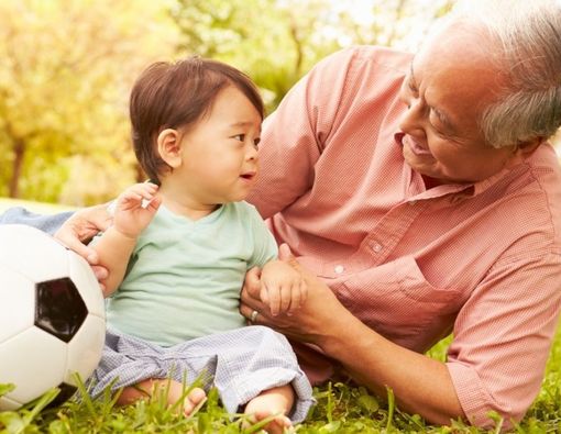 Temani Cucu Bermain Beri Manfaat Sehat untuk Lansia