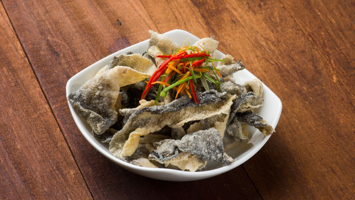 Doyan Makan Kulit Ikan, Adakah Manfaatnya untuk Kesehatan?