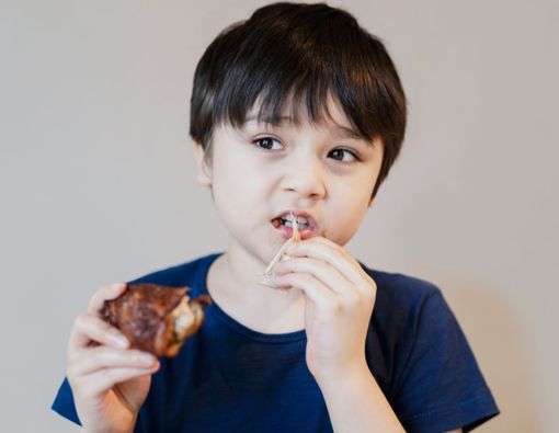 15 Manfaat Minyak Ikan untuk Anak agar Makin Sehat dan Cerdas!