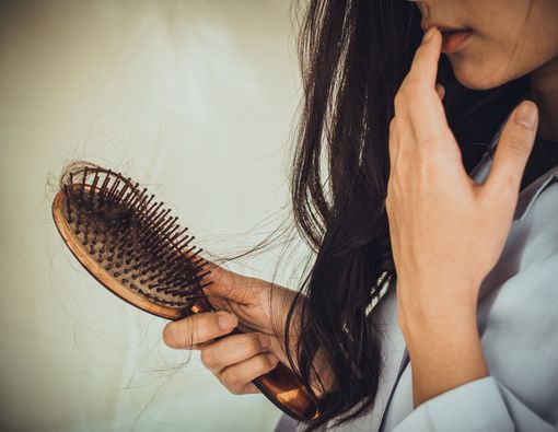 Rambut Rontok Berlebihan, Benarkah Tanda Penyakit Stroke?