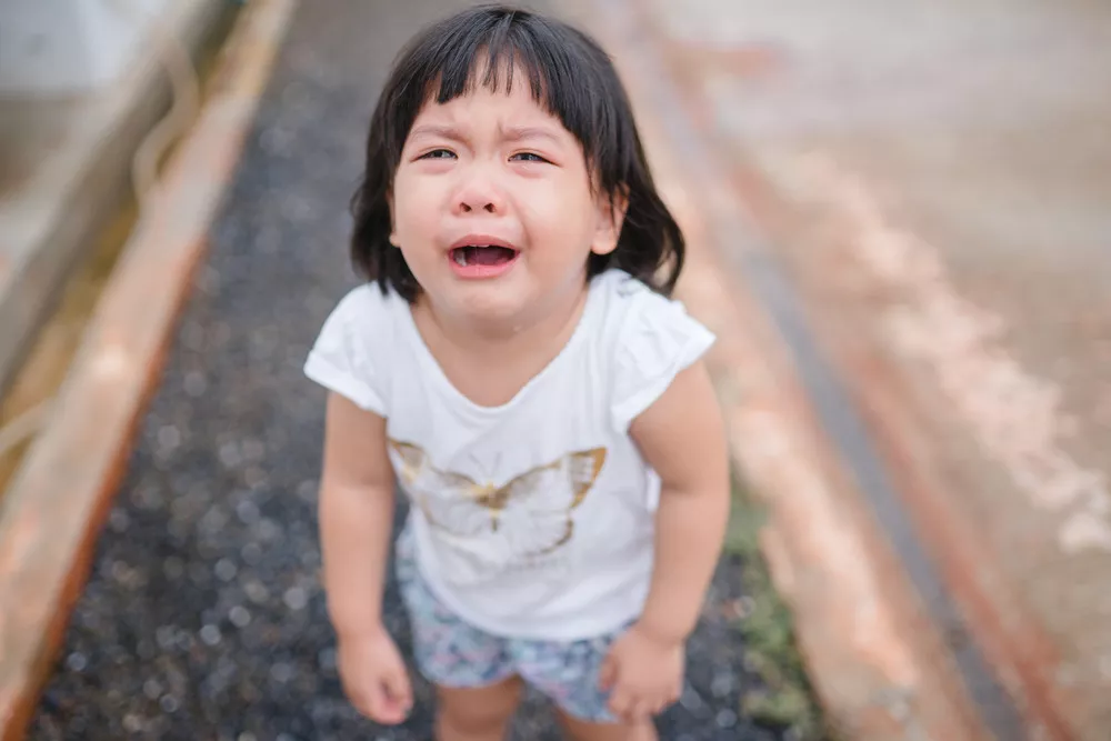 Tips Mengatasi Anak Menangis dan Merengek di Tempat Umum