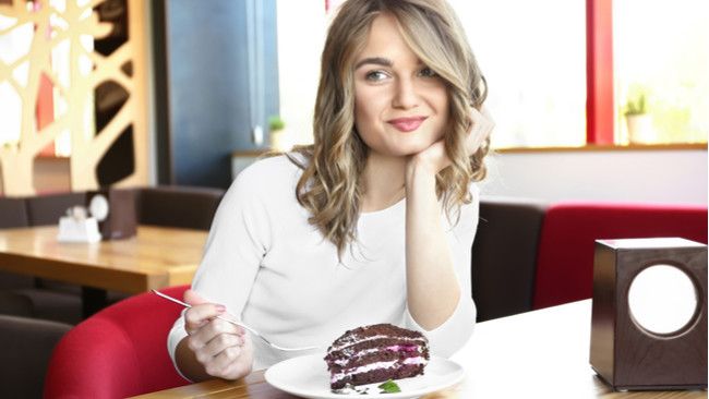 Tips Merawat Gigi untuk Pencinta Makanan Manis