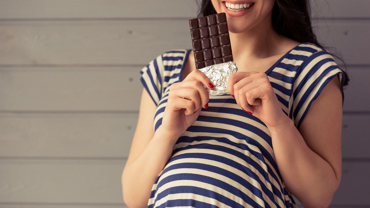Makan Cokelat Saat Hamil Bikin Janin Besar, Ini Faktanya!