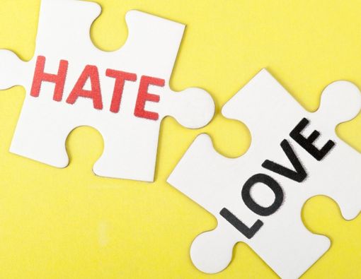 Love Hate Relationship: Pengertian, Penyebab dan Tandanya