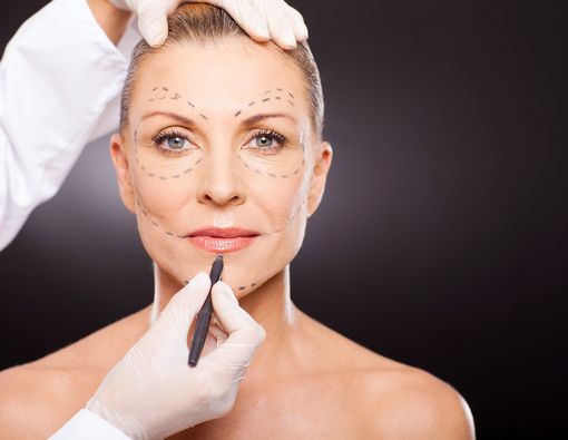 4 Alasan Lansia Lakukan Operasi Plastik