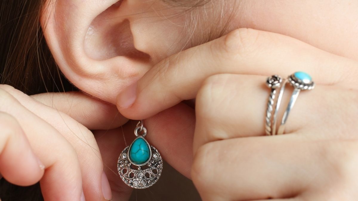 Sering Pakai Anting Bikin Belakang Telinga Bau, Ini Penyebabnya