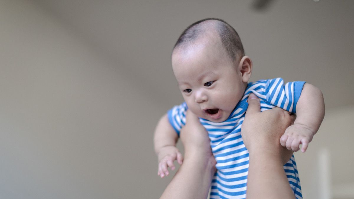 Hati-hati, Ini Bahaya Menggendong Bayi Sambil Diayun - KlikDokter