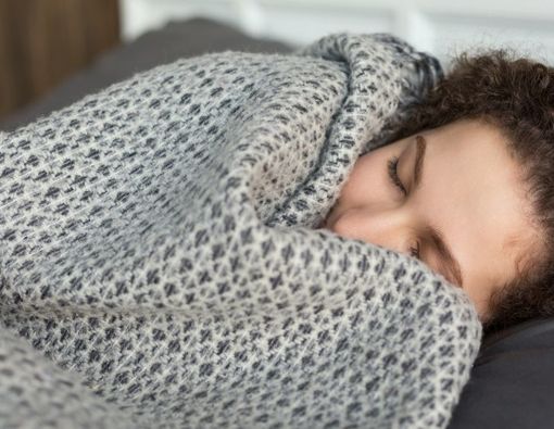 Kabar Baik, Tidur dengan Selimut tebal Efektif Redakan Cemas