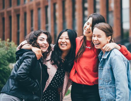 Lebih Mendahulukan Teman Ketimbang Pasangan, Apa Sebabnya?