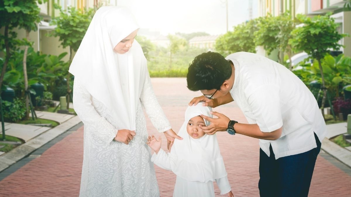 Anak Memaksa Beli Baju Lebaran? Ini Trik Menghadapinya
