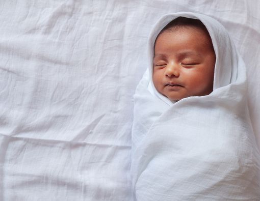 Jangan Sembarangan, Ini Cara Bedong Bayi Sesuai Anjuran Medis