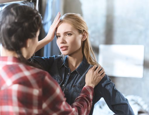 Cara Menolong dan Menyemangati Teman yang Depresi