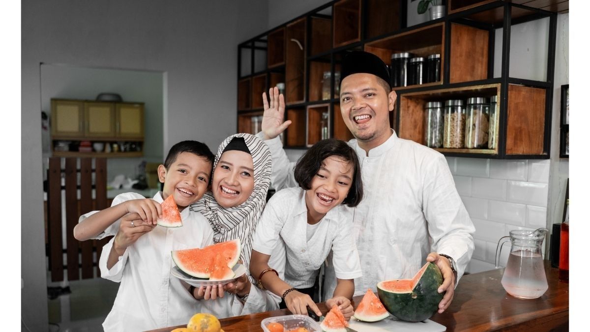 Cara Mencegah Anak Makan Berlebihan Saat Buka Puasa