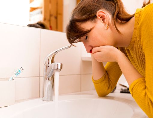 Ini Bedanya Muntah karena Kehamilan dan Penyakit