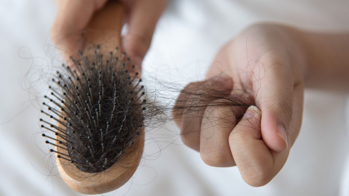 Rambut Rontok - Penyebab, Gejala, Pengobatan - KlikDokter