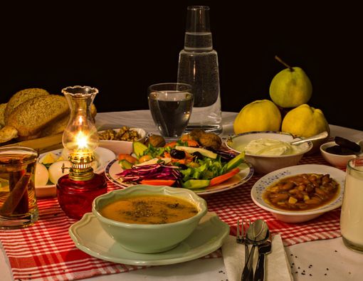 Takut Kelaparan, Bolehkah Makan Banyak Saat Sahur?