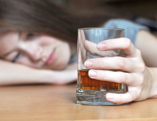 Minum Alkohol Bikin Gejala PMS Makin Parah?