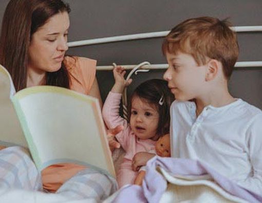 5 Manfaat Mendongengkan Anak Sebelum Tidur