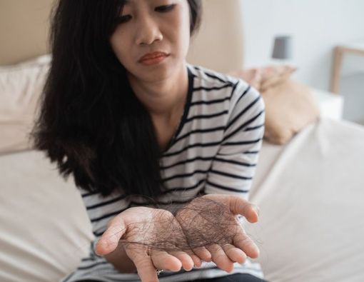Berbagai Penyebab Rambut Rontok pada Remaja