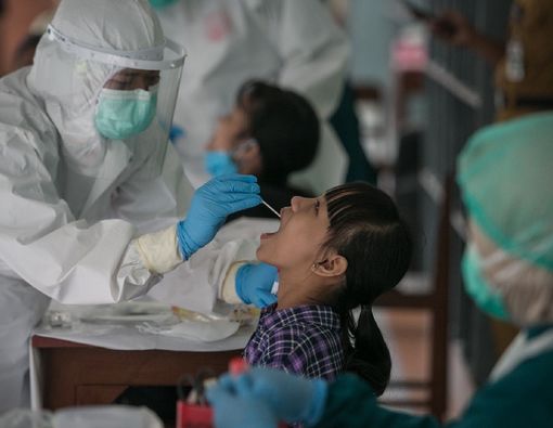 Tes Swab Hidung dan Tenggorokan, Mana Lebih Akurat?