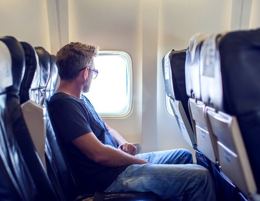 Mengatasi Perut Kembung Saat Traveling Naik Pesawat