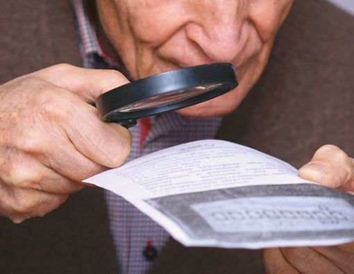 Alat Bantu Baca Optik untuk Kondisi Low Vision