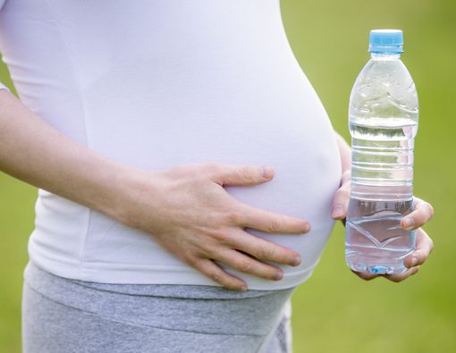 Ibu Hamil Mual saat Minum Air Putih, Apa Penyebabnya?