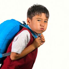 Dampak Tas Sekolah Anak yang Terlalu Berat - KlikDokter