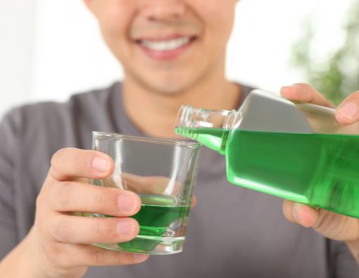 Kumur Pakai Mouthwash Bikin Mulut Kering Saat Puasa?