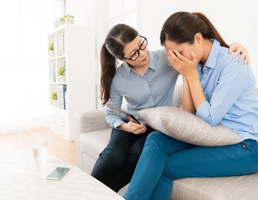 Bagaimana Cara Menolong Teman yang Jadi Korban KDRT?