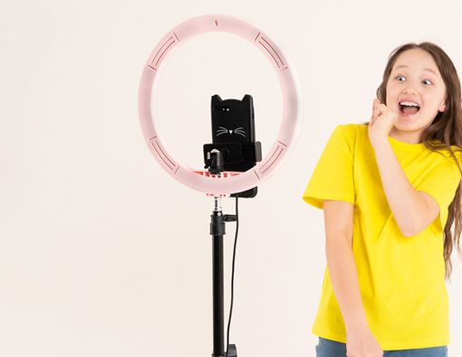 Mengapa Anak Ketagihan Main TikTok? Ini Fakta dan Cara Amannya