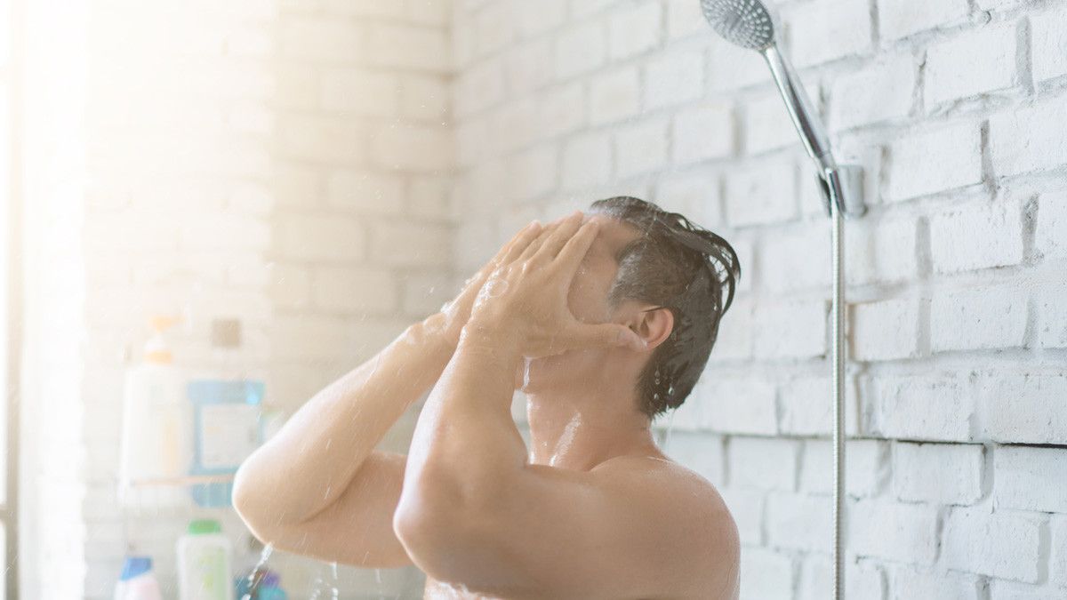 Pria sedang Mandi