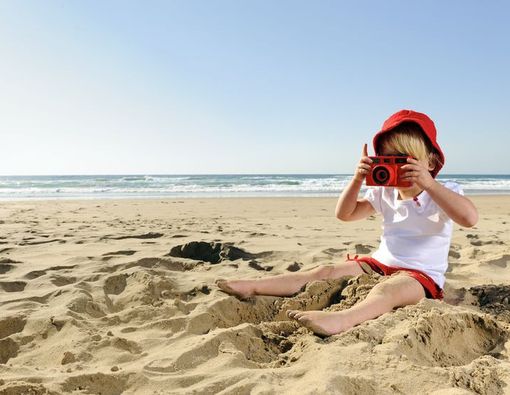 Lakukan Ini Saat Mengajak Anak Alergi ke Pantai