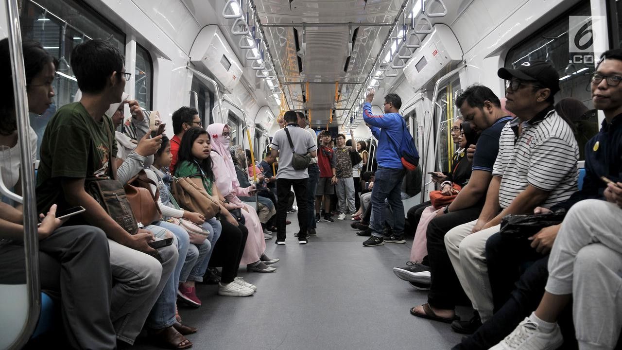 Awas, Meludah di Lantai Saat Naik MRT Bisa Picu Penyakit!