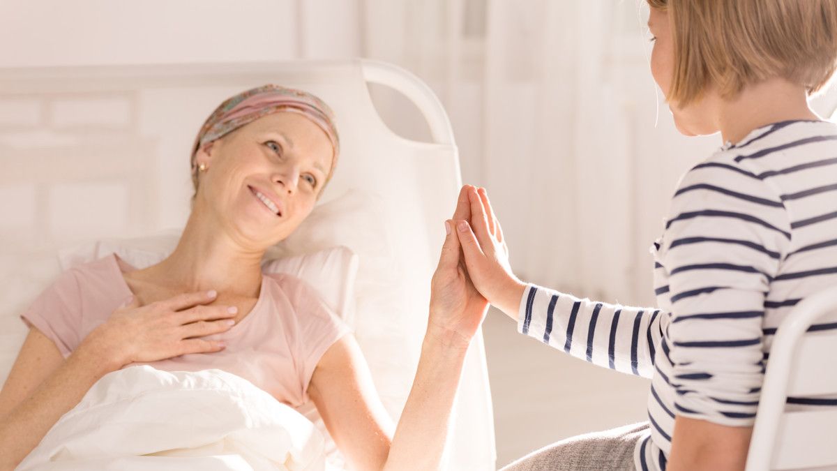 Kena Penyakit Keras? Ini Cara Menjelaskannya pada Anak