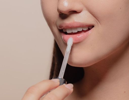 12 Cara Memerahkan Bibir Secara Alami dan Lebih Sehat