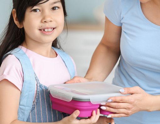 Manfaat Membawakan Bekal Sekolah untuk Anak